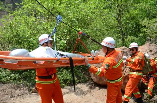 南京民防应急救援志愿大队开展山地救援演练