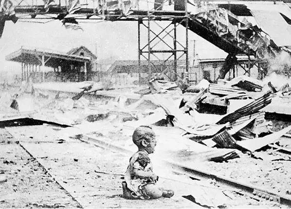 《上海南站日军空袭下的儿童》