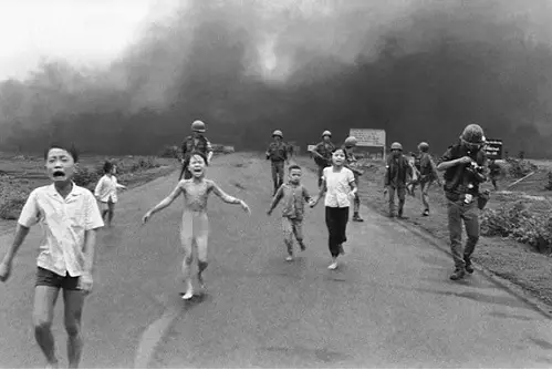 一名越南小女孩在遭遇凝固汽油弹袭击后背部燃烧、赤身裸体奔逃