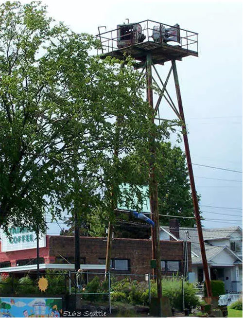 安装于铁塔上的防空警报器