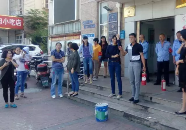 南湾营社区培训居民灭火器用法